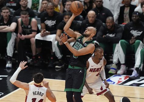Derrick White scores game.